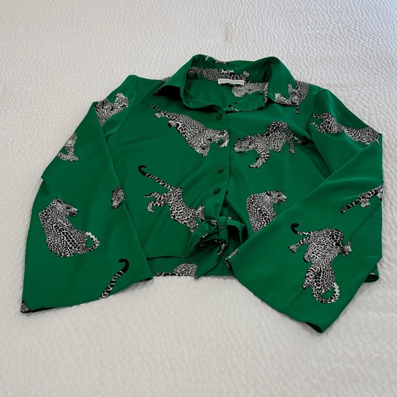 Maison D' Amelie Tops - Maison D Amelie blouse women’s sz small  beautiful vibrant green & leopard print